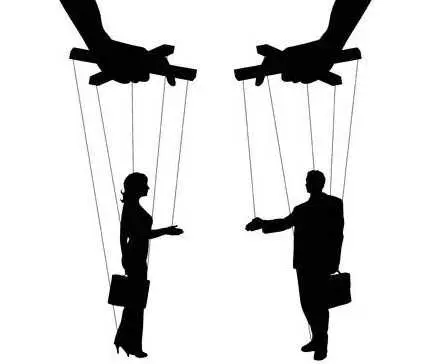 Qui tire les ficelles