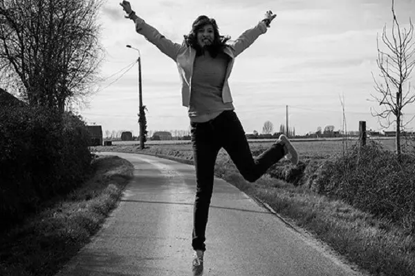 sauter de joie heureux ceux qui dansent