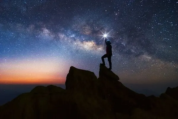 homme avec de la liumiere