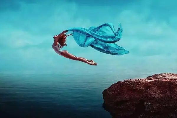 une femme fait un saut dans le vide