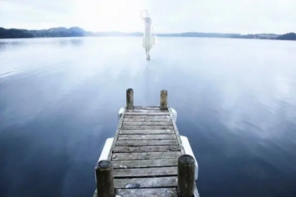 femme sur l'eau contribuer a bien être l'école
