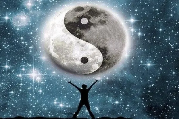 un homme porte le ying et yang haut en l'air