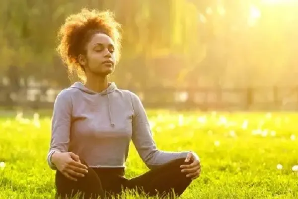 une femme assise en position de méditation