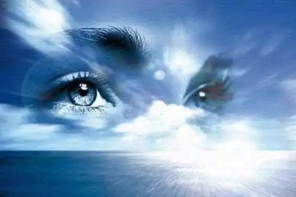 une femme a un très beau regard mutation